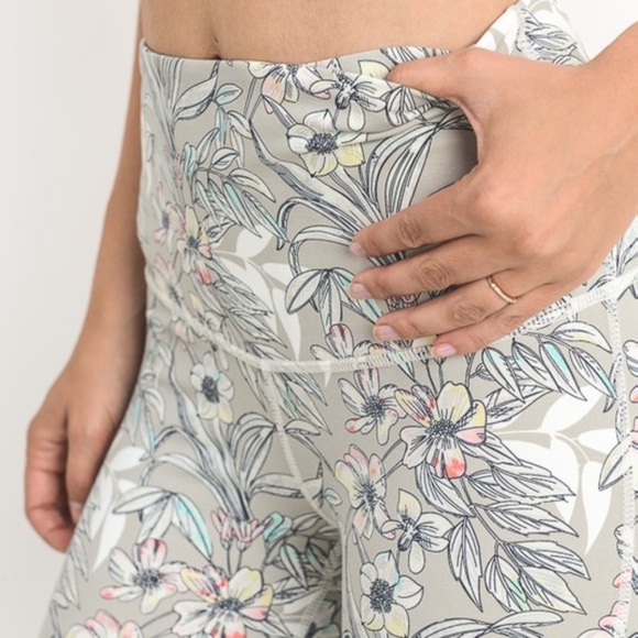 High Waisted Poppy Floral Print Workout Leggings - Picture 4 of 7